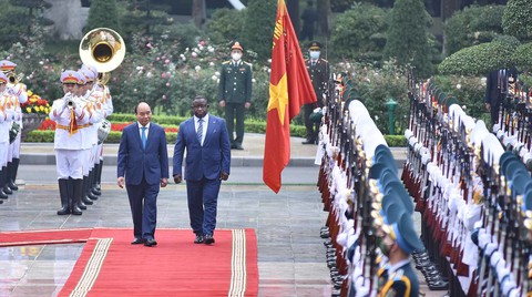 Tổng thống Sierra Leone ngưỡng mộ lịch sử Việt Nam - Ảnh 2. Tổng thống Sierra Leone ngưỡng mộ lịch sử Việt Nam - Ảnh 2.