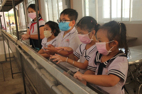 Bến Tre, Tiền Giang: Học sinh nhiều nơi chuyển qua học trực tuyến vì COVID-19 - Ảnh 1. Bến Tre, Tiền Giang: Học sinh nhiều nơi chuyển qua học trực tuyến vì COVID-19 - Ảnh 1.