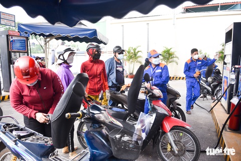 Giá xăng dầu bán lẻ đang cao hơn giá cơ sở 1.000 - 2.600 đồng/lít? - Ảnh 1. Giá xăng dầu bán lẻ đang cao hơn giá cơ sở 1.000 - 2.600 đồng/lít? - Ảnh 1.