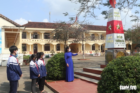 Mốc chủ quyền biển đảo, biên giới trong sân trường - Ảnh 1. Mốc chủ quyền biển đảo, biên giới trong sân trường - Ảnh 1.