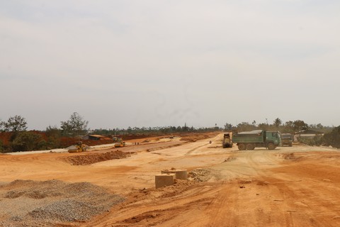 Dân ngán ngẩm với ‘bão bụi’ từ xe chở đất thi công đại lộ Đông Tây - Ảnh 2. Dân ngán ngẩm với ‘bão bụi’ từ xe chở đất thi công đại lộ Đông Tây - Ảnh 2.