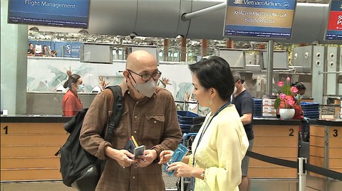Ngày đầu mở cửa đón khách quốc tế, nhiều du khách từ Singapore đến Việt Nam - Ảnh 1. Ngày đầu mở cửa đón khách quốc tế, nhiều du khách từ Singapore đến Việt Nam - Ảnh 1.