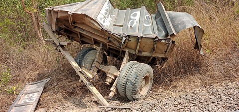 Va chạm với tàu hỏa, người lái máy kéo công nông tử vong, lái tàu bị thương - Ảnh 3. Va chạm với tàu hỏa, người lái máy kéo công nông tử vong, lái tàu bị thương - Ảnh 3.