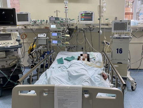 Bé 12 tuổi không nói được, khó thở, ho ra máu do mắc COVID-19 - Ảnh 1. Bé 12 tuổi không nói được, khó thở, ho ra máu do mắc COVID-19 - Ảnh 1.