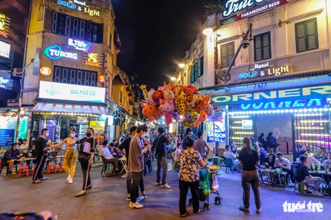 Nam thanh nữ tú Hà Nội đổ bộ các phố ăn đêm sau khi hàng quán được mở sau 21h - Ảnh 1. Nam thanh nữ tú Hà Nội đổ bộ các phố ăn đêm sau khi hàng quán được mở sau 21h - Ảnh 1.