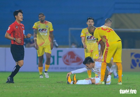 Quang Hải gặp bầu Hiển, CĐV Hà Nội FC muốn anh quay xe - Ảnh 5. Quang Hải gặp bầu Hiển, CĐV Hà Nội FC muốn anh quay xe - Ảnh 5.