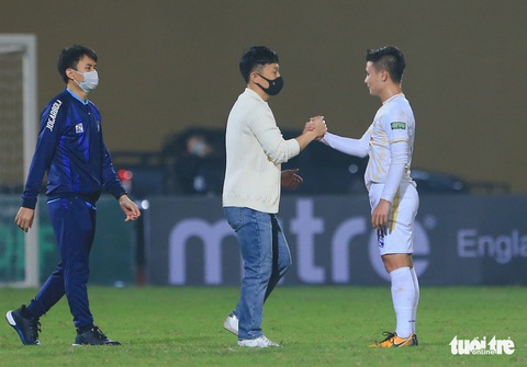 Quang Hải gặp bầu Hiển, CĐV Hà Nội FC muốn anh quay xe - Ảnh 3. Quang Hải gặp bầu Hiển, CĐV Hà Nội FC muốn anh quay xe - Ảnh 3.