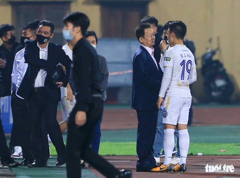 Quang Hải gặp bầu Hiển, CĐV Hà Nội FC muốn anh quay xe - Ảnh 2. Quang Hải gặp bầu Hiển, CĐV Hà Nội FC muốn anh quay xe - Ảnh 2.