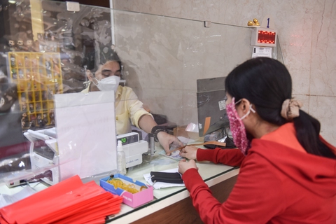 Mua bán vàng hôm nay trầm lắng, giá vàng nhẫn thấp hơn vàng miếng hơn 12 triệu đồng/lượng. - Ảnh 1. Mua bán vàng hôm nay trầm lắng, giá vàng nhẫn thấp hơn vàng miếng hơn 12 triệu đồng/lượng. - Ảnh 1.
