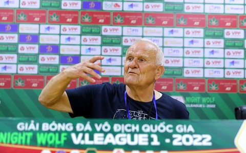 HLV Petrovic: Quang Hải thừa cân, khó có thể thi đấu ở châu Âu lúc này - Ảnh 1. HLV Petrovic: Quang Hải thừa cân, khó có thể thi đấu ở châu Âu lúc này - Ảnh 1.