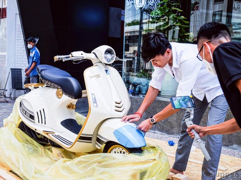 Vespa 946 Christian Dior gây sốt tại Việt Nam, sang tay lãi ngay 1 tỉ đồng - Ảnh 1. Vespa 946 Christian Dior gây sốt tại Việt Nam, sang tay lãi ngay 1 tỉ đồng - Ảnh 1.
