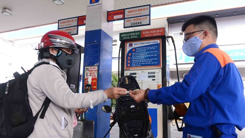 Giá xăng dầu thế giới giảm mạnh, vì sao trong nước khó giảm? - Ảnh 2. Giá xăng dầu thế giới giảm mạnh, vì sao trong nước khó giảm? - Ảnh 2.