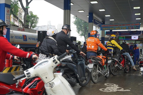 Còn dư địa để giảm nhiệt giá xăng dầu - Ảnh 1. Còn dư địa để giảm nhiệt giá xăng dầu - Ảnh 1.