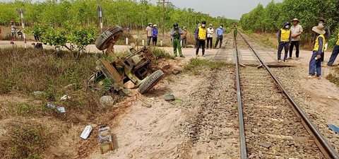 Va chạm với tàu hỏa, người lái máy kéo công nông tử vong, lái tàu bị thương - Ảnh 1. Va chạm với tàu hỏa, người lái máy kéo công nông tử vong, lái tàu bị thương - Ảnh 1.
