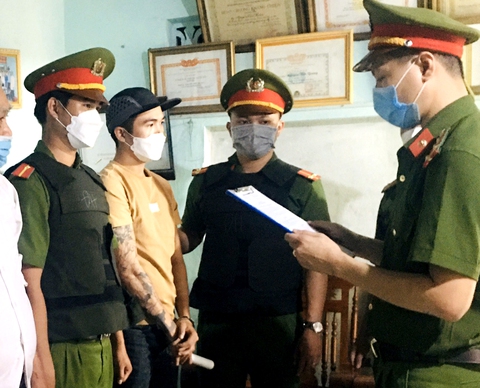 Bắt giữ ‘con nợ’ về hành hạ, 3 thanh niên bị khởi tố - Ảnh 1. Bắt giữ ‘con nợ’ về hành hạ, 3 thanh niên bị khởi tố - Ảnh 1.