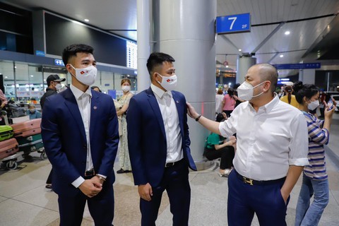 Hai cầu thủ trẻ của CLB Sài Gòn sang Nhật Bản thi đấu - Ảnh 1. Hai cầu thủ trẻ của CLB Sài Gòn sang Nhật Bản thi đấu - Ảnh 1.
