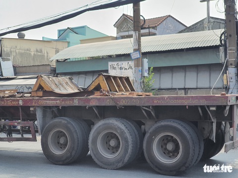 Nhiều xe đầu kéo chở cuộn thép chưa an toàn, phải làm sao? - Ảnh 3. Nhiều xe đầu kéo chở cuộn thép chưa an toàn, phải làm sao? - Ảnh 3.
