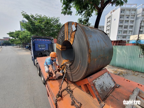 Nhiều xe đầu kéo chở cuộn thép chưa an toàn, phải làm sao? - Ảnh 4. Nhiều xe đầu kéo chở cuộn thép chưa an toàn, phải làm sao? - Ảnh 4.