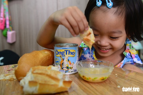 Bánh mì Việt ký sự - Kỳ cuối: Bánh mì chấm sữa - món già trẻ đều mê - Ảnh 1. Bánh mì Việt ký sự - Kỳ cuối: Bánh mì chấm sữa - món già trẻ đều mê - Ảnh 1.
