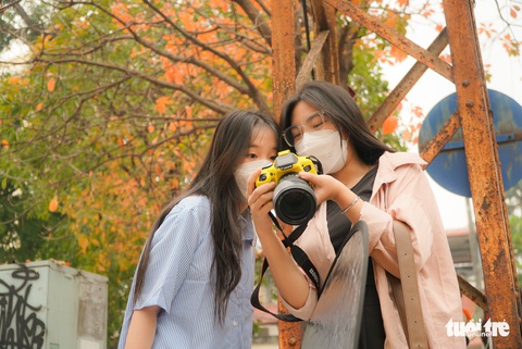Nam thanh nữ tú xúng xính lên đồ mùa lộc vừng thay lá - Ảnh 1. Nam thanh nữ tú xúng xính lên đồ mùa lộc vừng thay lá - Ảnh 1.
