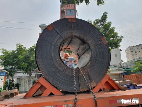 Nhiều xe đầu kéo chở cuộn thép chưa an toàn, phải làm sao? - Ảnh 1. Nhiều xe đầu kéo chở cuộn thép chưa an toàn, phải làm sao? - Ảnh 1.