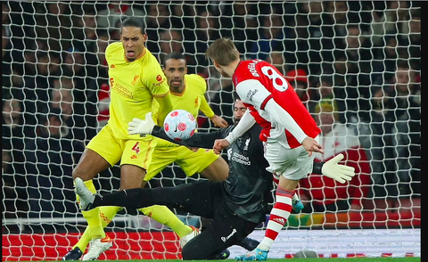 Đánh bại Arsenal, Liverpool chỉ kém Man City 1 điểm - Ảnh 2. Đánh bại Arsenal, Liverpool chỉ kém Man City 1 điểm - Ảnh 2.