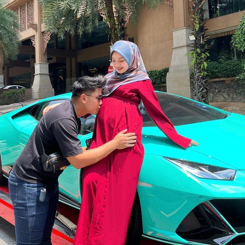 Bà bầu tặng chồng siêu xe Lamborghini để ‘trả công’ chăm sóc vợ - Ảnh 1. Bà bầu tặng chồng siêu xe Lamborghini để ‘trả công’ chăm sóc vợ - Ảnh 1.