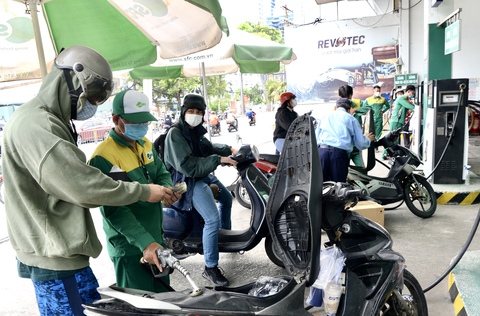 Nóng giá xăng dầu, nhiễu loạn đấu giá đất - Ảnh 2. Nóng giá xăng dầu, nhiễu loạn đấu giá đất - Ảnh 2.