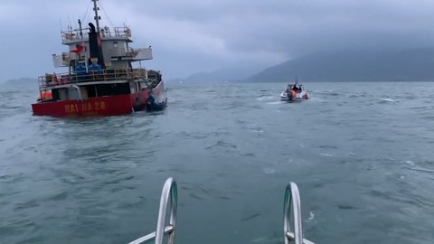 Trục vớt tàu và 2.250 tấn ximăng bị chìm tại Cù Lao Chàm - Ảnh 1. Trục vớt tàu và 2.250 tấn ximăng bị chìm tại Cù Lao Chàm - Ảnh 1.