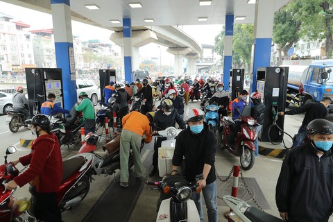 Tuần tới Thường vụ Quốc hội xem xét đề xuất giảm thuế bảo vệ môi trường để hạ giá xăng dầu - Ảnh 1. Tuần tới Thường vụ Quốc hội xem xét đề xuất giảm thuế bảo vệ môi trường để hạ giá xăng dầu - Ảnh 1.