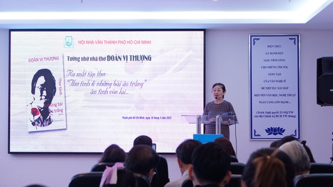 Ra mắt Thơ tình và những bài áo trắng tưởng nhớ nhà thơ Đoàn Vị Thượng - Ảnh 1. Ra mắt Thơ tình và những bài áo trắng tưởng nhớ nhà thơ Đoàn Vị Thượng - Ảnh 1.