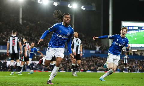 Trận đấu ở Premier League gián đoạn vì CĐV... tự trói mình vào khung thành - Ảnh 2. Trận đấu ở Premier League gián đoạn vì CĐV... tự trói mình vào khung thành - Ảnh 2.