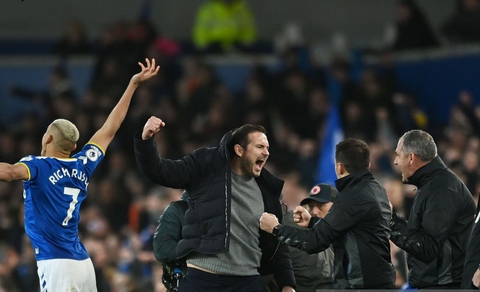 Everton ghi bàn thắng muộn, HLV Lampard ăn mừng đến... gãy ngón tay nhưng vẫn không biết - Ảnh 1. Everton ghi bàn thắng muộn, HLV Lampard ăn mừng đến... gãy ngón tay nhưng vẫn không biết - Ảnh 1.