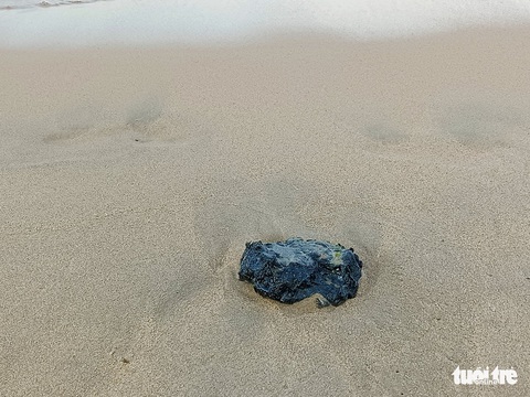 Dầu vón cục dạt vào bãi biển Nha Trang, kéo dài 3km - Ảnh 3. Dầu vón cục dạt vào bãi biển Nha Trang, kéo dài 3km - Ảnh 3.