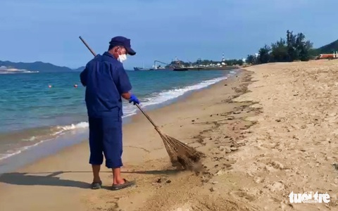 Dầu vón cục dạt vào bãi biển Nha Trang, kéo dài 3km - Ảnh 4. Dầu vón cục dạt vào bãi biển Nha Trang, kéo dài 3km - Ảnh 4.