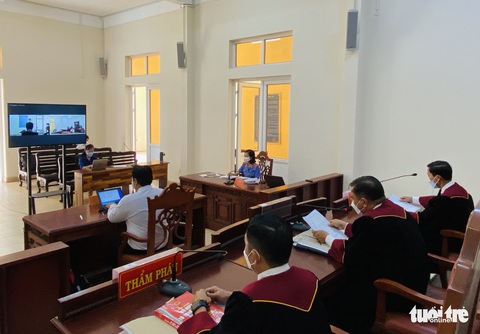 Tòa án Bình Dương xét xử trực tuyến: Bị cáo ra tòa từ trại tạm giam - Ảnh 1. Tòa án Bình Dương xét xử trực tuyến: Bị cáo ra tòa từ trại tạm giam - Ảnh 1.