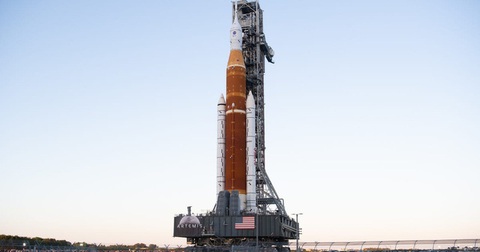 NASA thử nghiệm siêu tên lửa, chuẩn bị trở lại Mặt trăng - Ảnh 1. NASA thử nghiệm siêu tên lửa, chuẩn bị trở lại Mặt trăng - Ảnh 1.