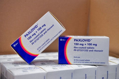 Hàng chục hãng dược đạt thỏa thuận sản xuất thuốc Paxlovid trị COVID-19 giá rẻ - Ảnh 1. Hàng chục hãng dược đạt thỏa thuận sản xuất thuốc Paxlovid trị COVID-19 giá rẻ - Ảnh 1.