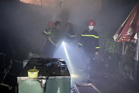 Cháy 64 kiôt trong chợ Thanh Lương, thiệt hại hơn 10 tỉ đồng - Ảnh 2. Cháy 64 kiôt trong chợ Thanh Lương, thiệt hại hơn 10 tỉ đồng - Ảnh 2.