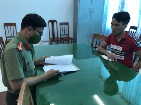 Bắt 2 thanh niên lừa bán kit xét nghiệm COVID-19 trên mạng xã hội - Ảnh 2. Bắt 2 thanh niên lừa bán kit xét nghiệm COVID-19 trên mạng xã hội - Ảnh 2.