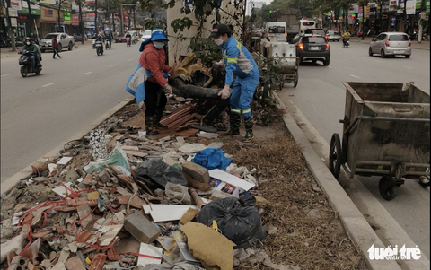 Tái diễn nạn đổ trộm rác bừa bãi trên đường phố Hà Nội - Ảnh 6. Tái diễn nạn đổ trộm rác bừa bãi trên đường phố Hà Nội - Ảnh 6.