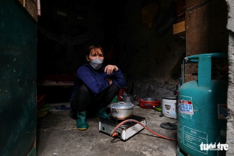 Sinh viên, người lao động chật vật thích ứng với giá xăng, giá gas tăng - Ảnh 2. Sinh viên, người lao động chật vật thích ứng với giá xăng, giá gas tăng - Ảnh 2.