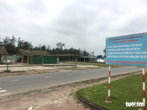 Rác bủa vây bãi biển ở các khu du lịch Hà Tĩnh - Ảnh 1. Rác bủa vây bãi biển ở các khu du lịch Hà Tĩnh - Ảnh 1.