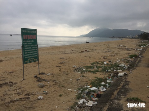 Rác bủa vây bãi biển ở các khu du lịch Hà Tĩnh - Ảnh 4. Rác bủa vây bãi biển ở các khu du lịch Hà Tĩnh - Ảnh 4.