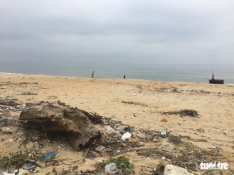 Rác bủa vây bãi biển ở các khu du lịch Hà Tĩnh - Ảnh 6. Rác bủa vây bãi biển ở các khu du lịch Hà Tĩnh - Ảnh 6.