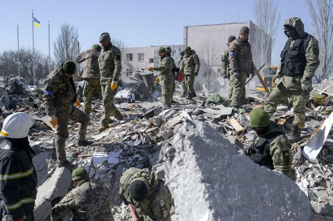 Những hình ảnh doanh trại Ukraine trúng tên lửa Nga - Ảnh 1. Những hình ảnh doanh trại Ukraine trúng tên lửa Nga - Ảnh 1.