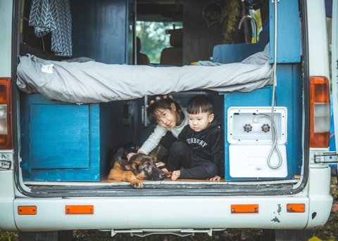 Chế xe 16 chỗ thành nhà di động, đưa 2 con nhỏ đi khắp đó đây - Ảnh 6. Chế xe 16 chỗ thành nhà di động, đưa 2 con nhỏ đi khắp đó đây - Ảnh 6.