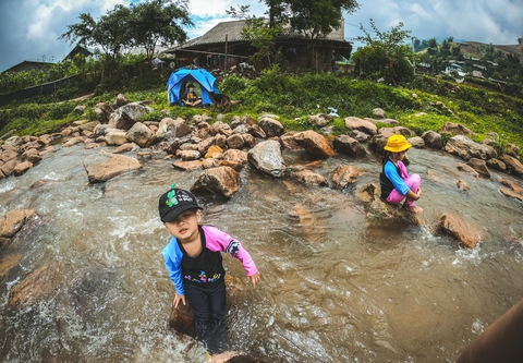 Chế xe 16 chỗ thành nhà di động, đưa 2 con nhỏ đi khắp đó đây - Ảnh 5. Chế xe 16 chỗ thành nhà di động, đưa 2 con nhỏ đi khắp đó đây - Ảnh 5.