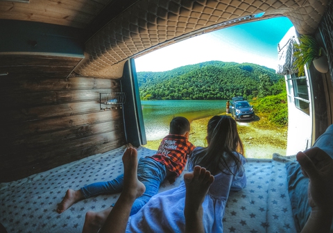 Chế xe 16 chỗ thành nhà di động, đưa 2 con nhỏ đi khắp đó đây - Ảnh 9. Chế xe 16 chỗ thành nhà di động, đưa 2 con nhỏ đi khắp đó đây - Ảnh 9.