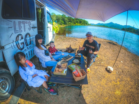 Chế xe 16 chỗ thành nhà di động, đưa 2 con nhỏ đi khắp đó đây - Ảnh 3. Chế xe 16 chỗ thành nhà di động, đưa 2 con nhỏ đi khắp đó đây - Ảnh 3.